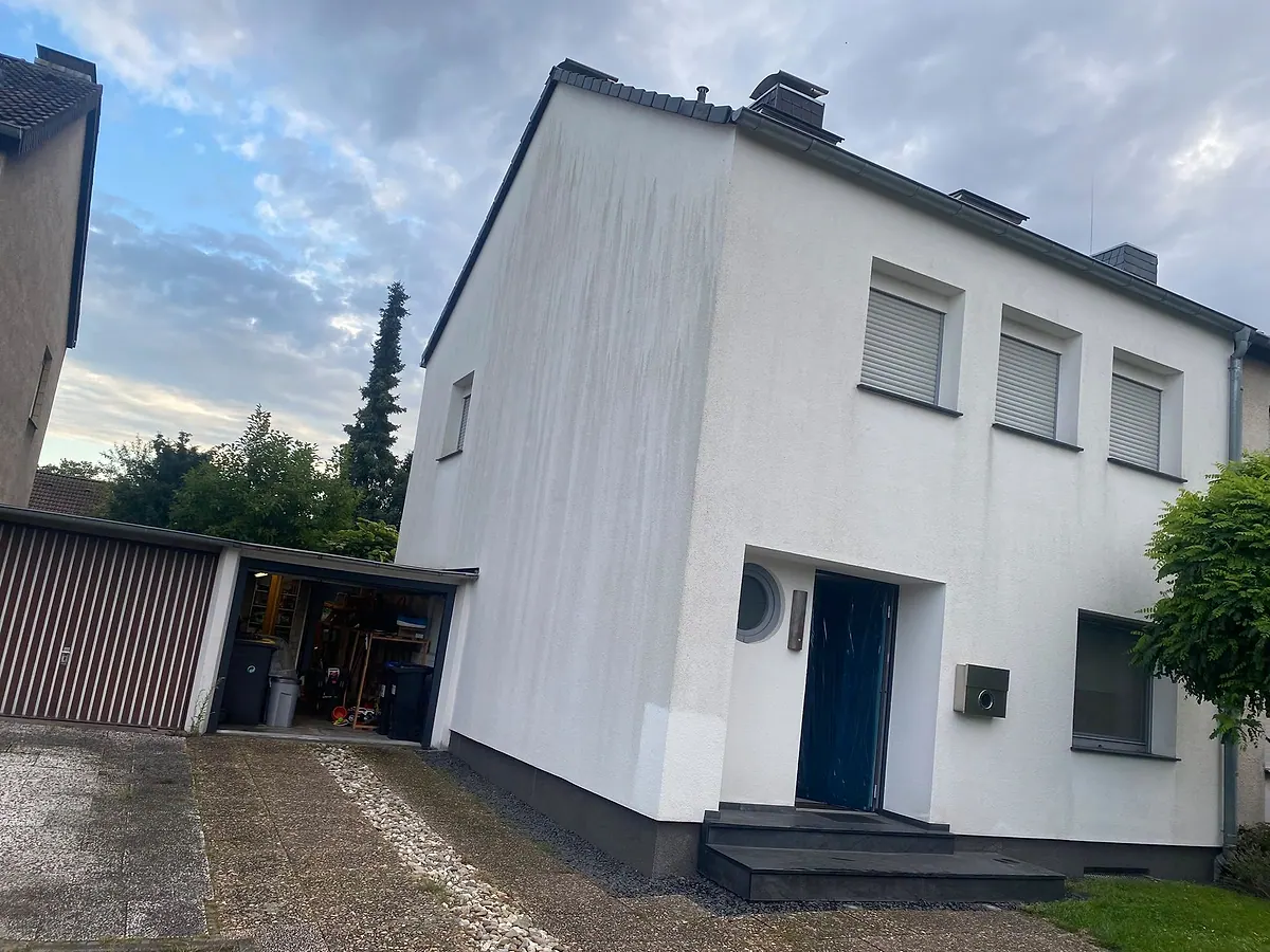 Einfamilienhaus mit sauberer, heller Fassade nach der Reinigung