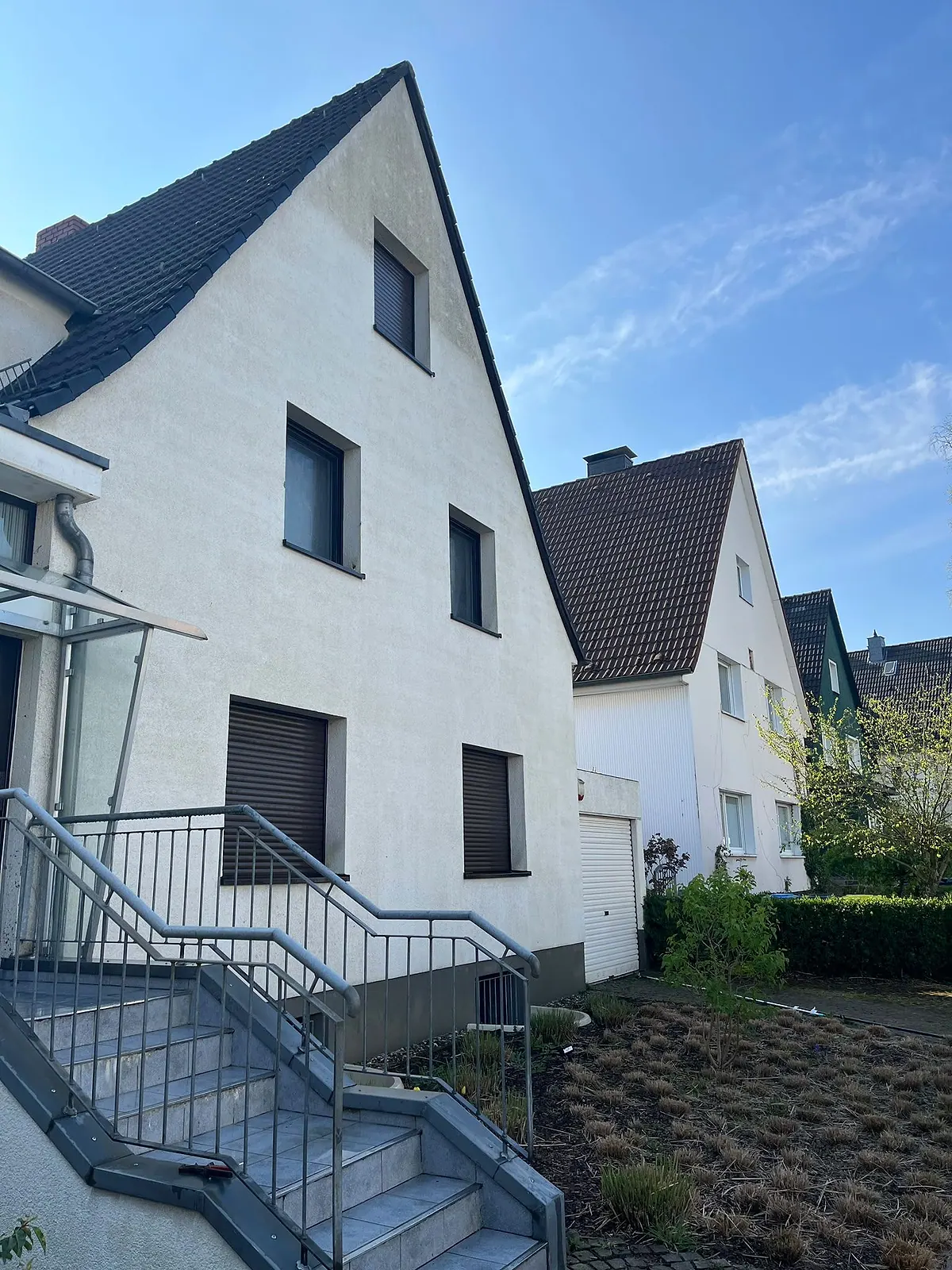 Einfamilienhaus mit Satteldach und gereinigter Giebelfassade