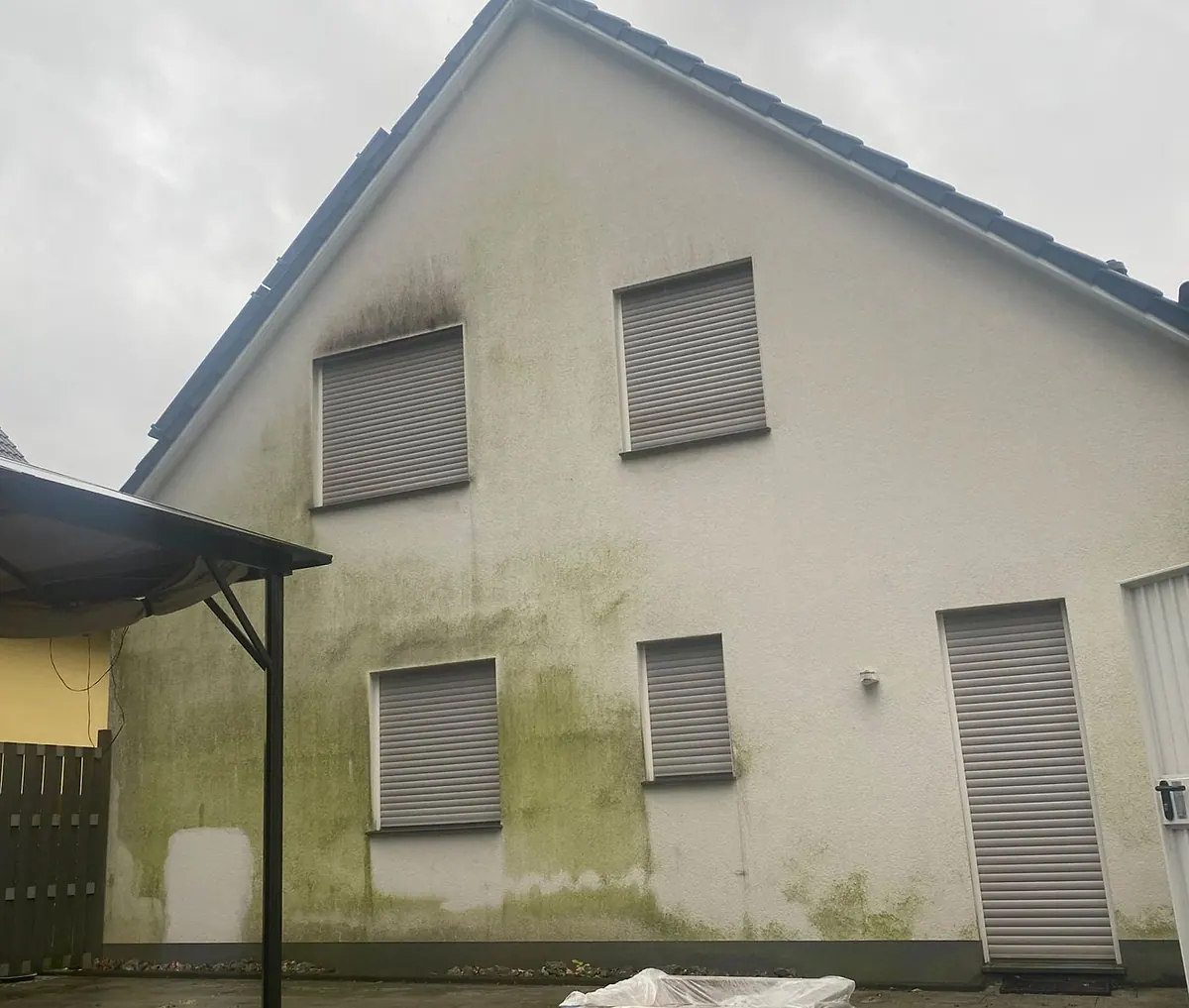 Fassadenreinigung – Einfamilienhaus in Essen vor der Reinigung