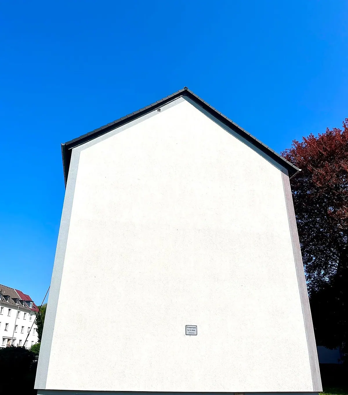 Fassadenreinigung – Mehrfamilienhaus, Giebelwand nach der Reinigung