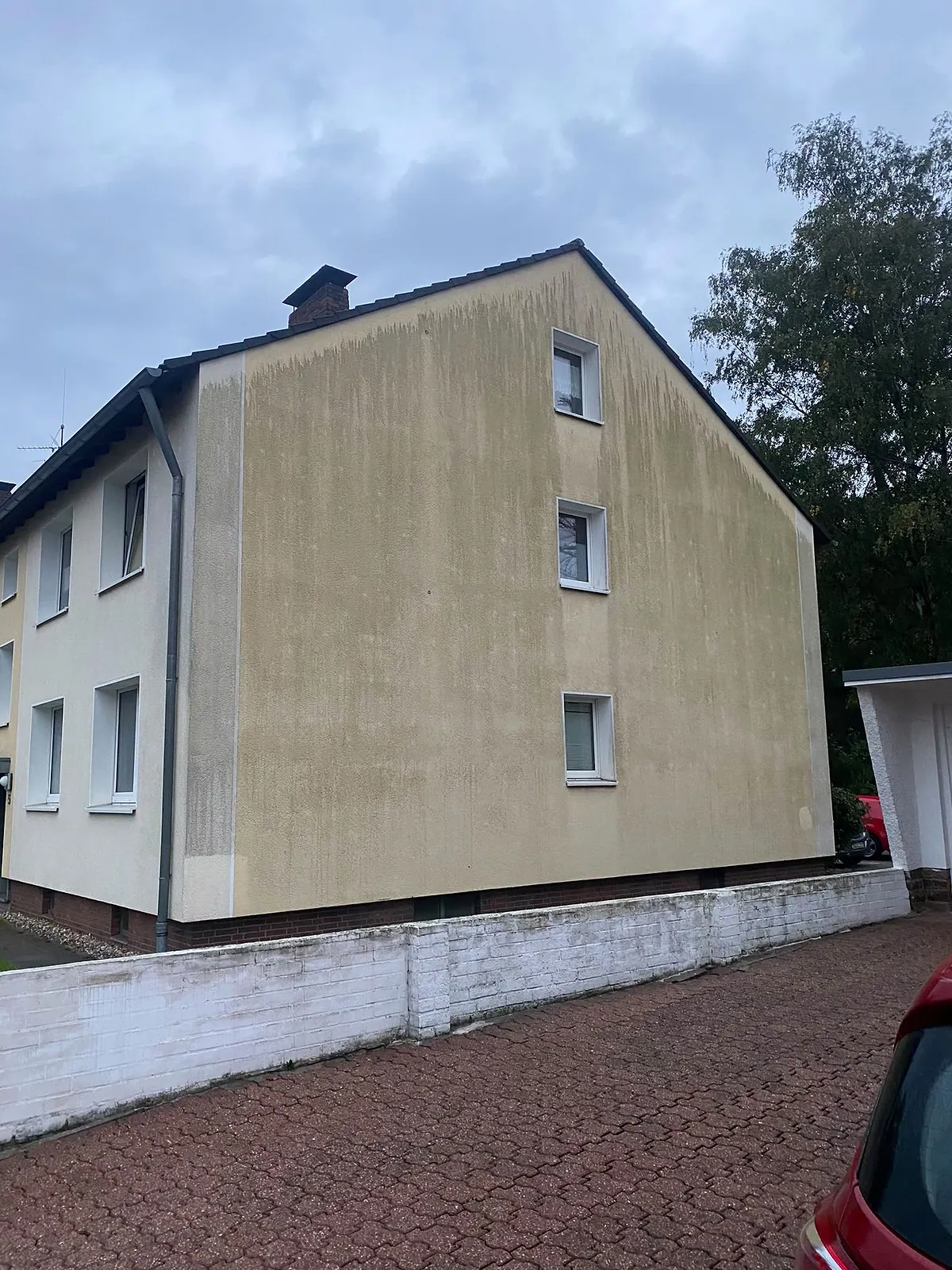 Fassadenreinigung – Mehrfamilienhaus vor der Reinigung