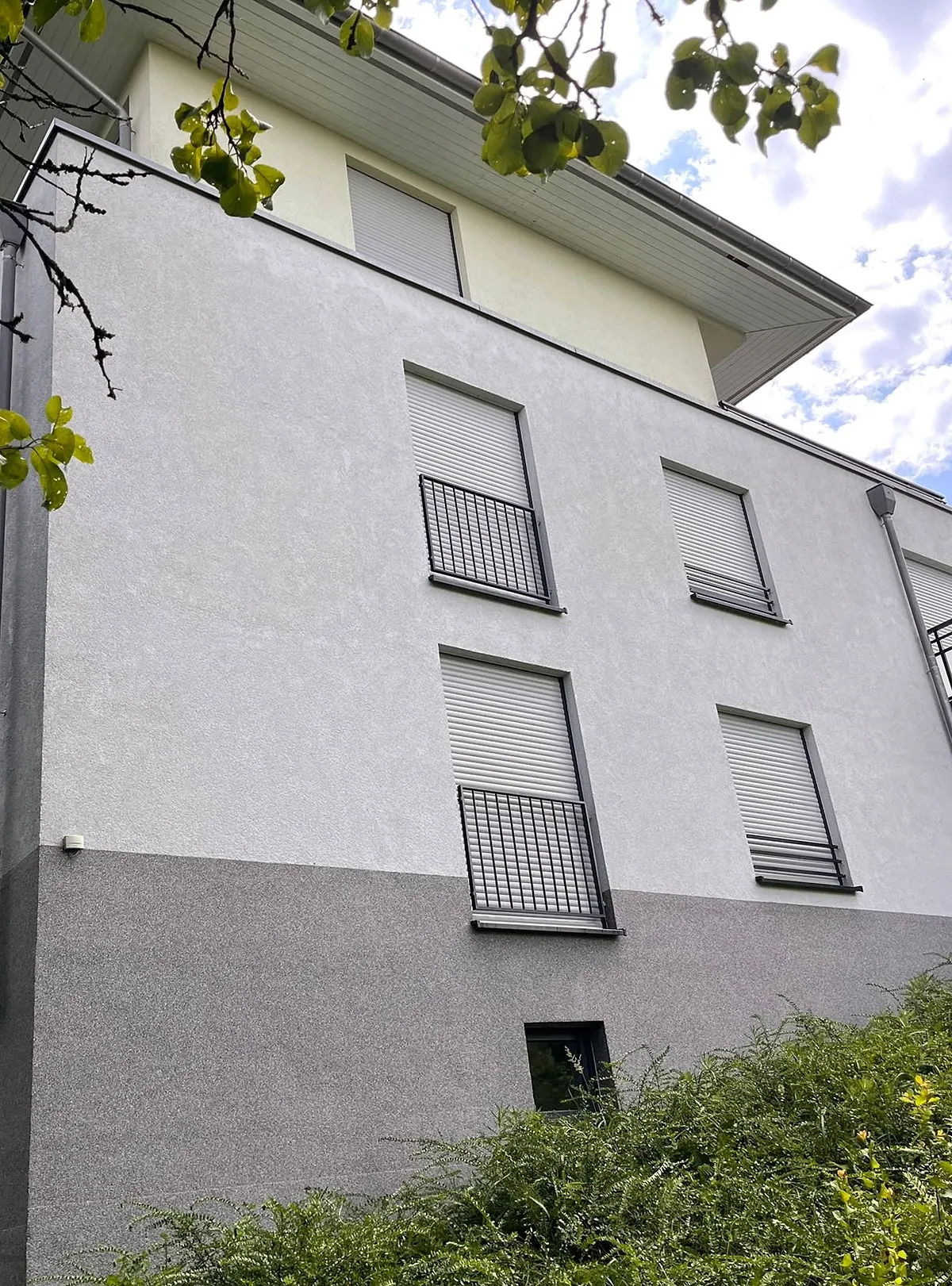 Fassade eines Mehrfamilienhauses in Ratingen nach der Reinigung