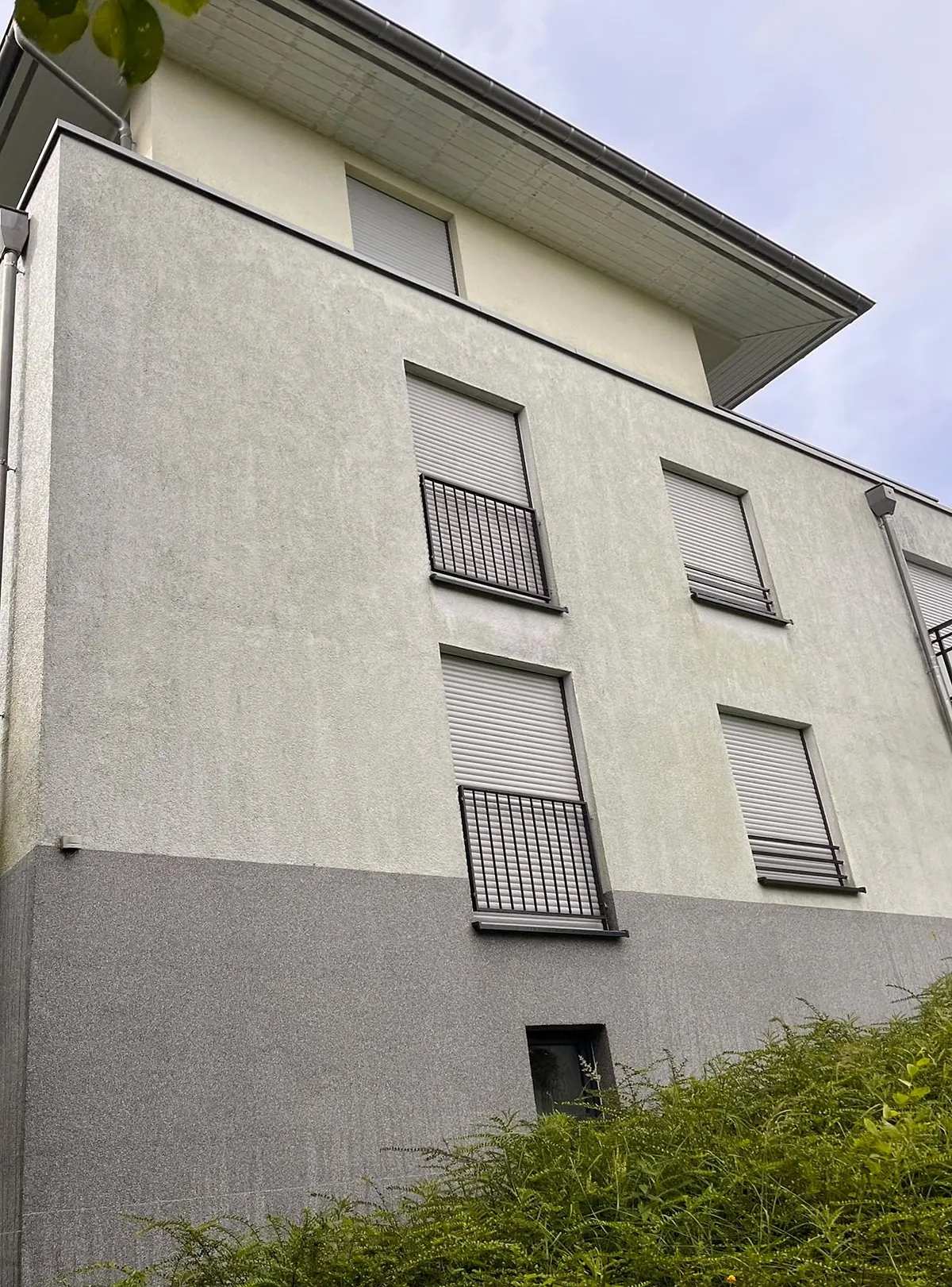 Fassade eines Mehrfamilienhauses in Ratingen vor der Reinigung