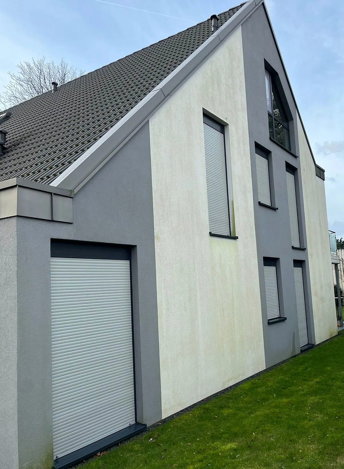 Fassadenreinigung – Einfamilienhaus in Oberhausen vor der Reinigung